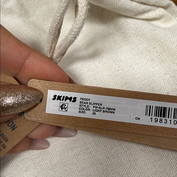 SKIMS Ivory Drawstring Pouch - Picture 4 of 9